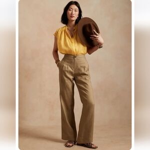Banana Republic Wide Leg Pants in Khaki/Tan